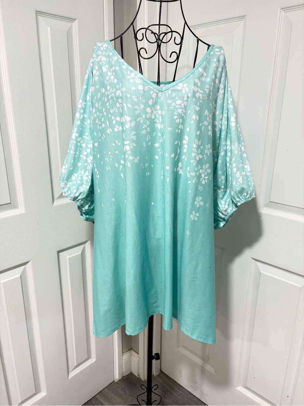 NWOT Plus Size Light Aqua Floral V-Neck Women's Top
